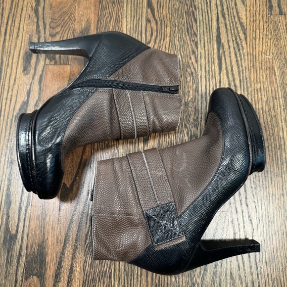 BCBGMaxAzria heeled leather ankle boots size 37.5/7.5 - Picture 6 of 8